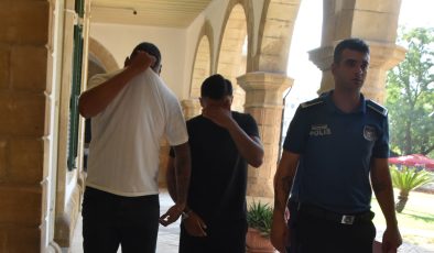 Gönyeli’de meydana gelen “Bularak Sirkat ve Hırsızlık Mal Kabulü” suçlarından tutuklanan H.A., H.A. ve S.Ç. mahkemeye çıkarıldı.