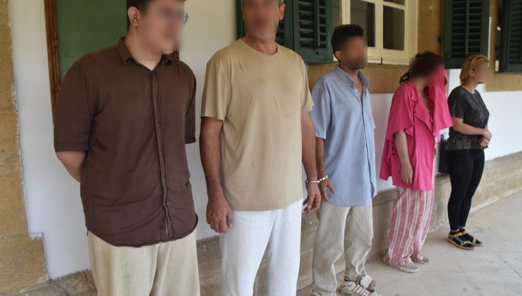 Askeri yasak bölgeyi ihlal suçundan tutuklanan İranlı M.M.E., E.M.E., P.S., E.S. ve S.S. ile askeri yasak bölgeyi ihlal ve insan kaçakçılığı suçundan tutuklanan Pakistanlı Z.A. Lefkoşa’da askeri mahkemeye çıkarıldı. Askeri mahkemenin ardından Pakistanlı zanlı Z.A. Lefkoşa Kaza Mahkemesine de çıkarıldı.