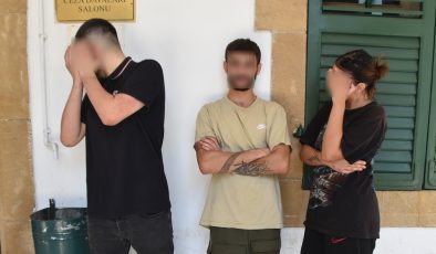 Lefkoşa’da meydana gelen “Kanunsuz uyuşturucu madde alma ve tasarruf” suçlarından tutuklanan A.A., A.G. ve H.S. yeniden mahkemeye çıkarıldı.