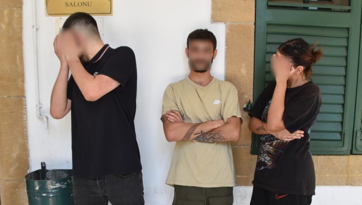 Lefkoşa’da meydana gelen “Kanunsuz uyuşturucu madde alma ve tasarruf” suçlarından tutuklanan A.A., A.G. ve H.S. yeniden mahkemeye çıkarıldı.