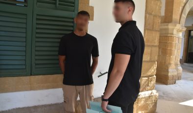 Lefkoşa’da meydana gelen “Kanunsuz uyuşturucu madde tasarruf ve İlaç ve Eczacılık Yasasına Aykırı Hareket” suçlarından tutuklanan O.T. yeniden mahkemeye çıkarıldı.