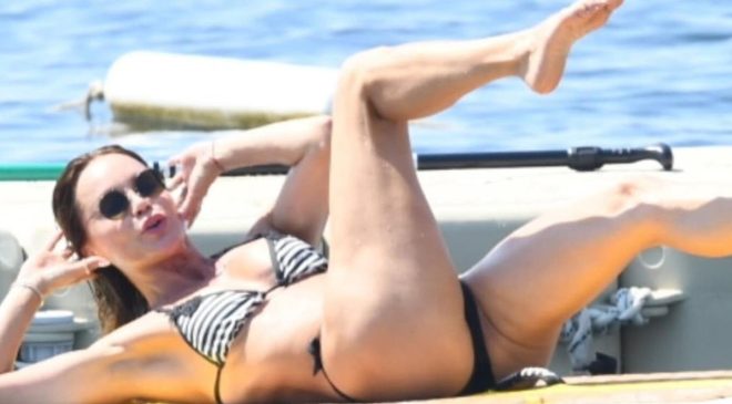 Ebru Şallı tatilde de boş durmadı! Spor salonunu denize taşıdı