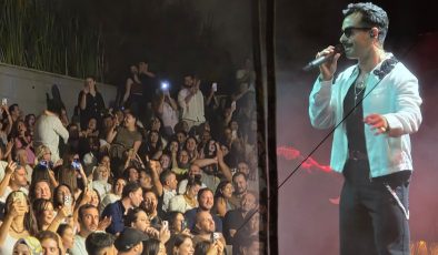 Gökhan Türkmen konserinde romantik anlar! 9 çiftten evlilik teklifi