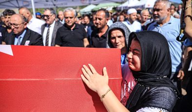 Gemi kazasında ölen uzman çavuş Fahri Ateş’in cenazesi Mersin’de defnedildi