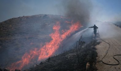 Yunanistan’ın Attika ve Eğriboz bölgelerinde çıkan yangınlara müdahale ediliyor