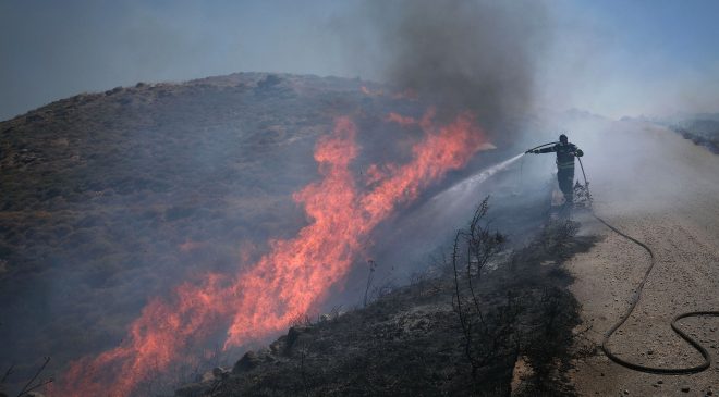 Yunanistan’ın Attika ve Eğriboz bölgelerinde çıkan yangınlara müdahale ediliyor