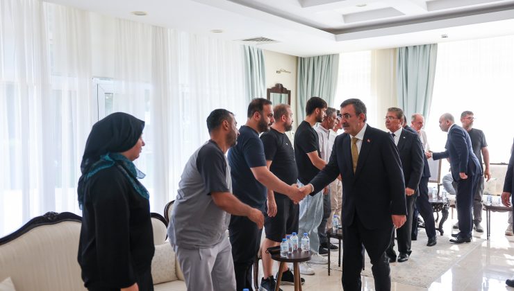 Türkiye Cumhurbaşkanı Yardımcısı Cevdet Yılmaz, KKTC ziyaretinde kayıp yakınlarıyla da görüştü