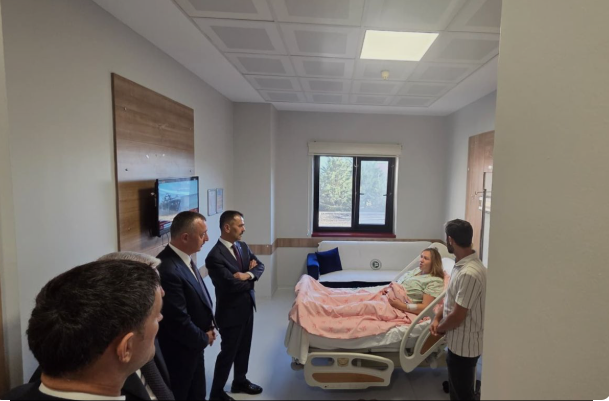 Kocaeli Valisi Aktaş, Girne’deki gemi kazasından kurtarılarak Kocaeli’ye nakledilen hamile kadını ziyaret etti
