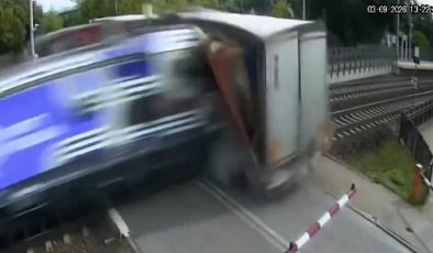 Polonya’da yolcu treni hemzemin geçitte tırın dorsesine çarptı: Dört kişi hafif yaralandı