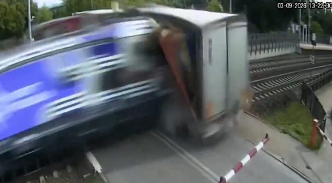 Polonya’da yolcu treni hemzemin geçitte tırın dorsesine çarptı: Dört kişi hafif yaralandı