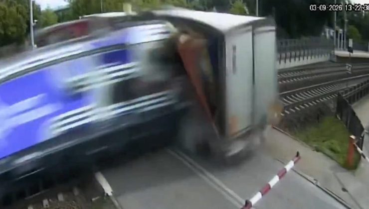 Polonya’da yolcu treni hemzemin geçitte tırın dorsesine çarptı: Dört kişi hafif yaralandı
