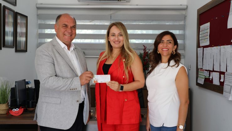Karavezirler, anaokulu ve ilkokul öğrencileri için hazırlanan eğitim çeklerini müdürlere teslim etti