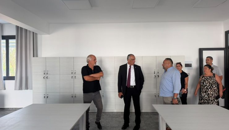Bakan Çavuşoğlu Erenköy Lisesi’ni ziyaret etti