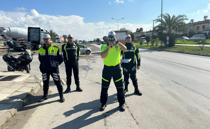Trafik denetimlerinde 248 sürücü rapor edildi, 24 araç trafikten men edildi