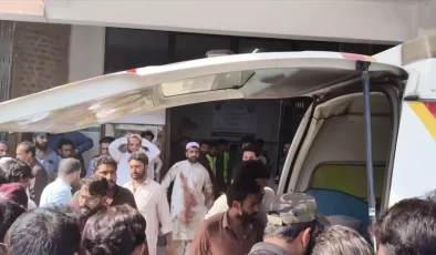 Pakistan’da cami yakınındaki patlamalarda hayatını kaybedenlerin sayısı 23’e yükseldi