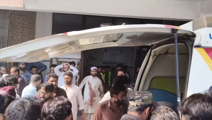 Pakistan’da cami yakınındaki patlamalarda hayatını kaybedenlerin sayısı 23’e yükseldi