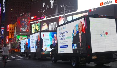 TC Cumhurbaşkanı Erdoğan’ın dünya barışı ve adalet mesajları Times Meydanı’ndaki dev ekranlarda yer aldı
