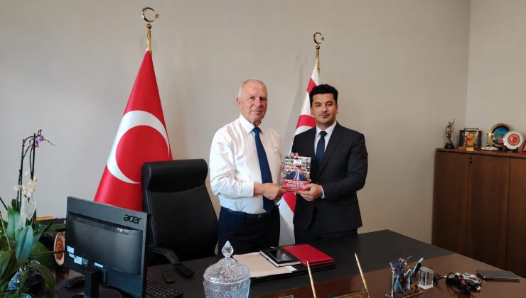 Azerbaycan’da yayınlanan “Kıbrıs’tan Dünyaya Haykıran Ses: Zorlu Töre” adlı kitap, Töre’ye takdim edildi