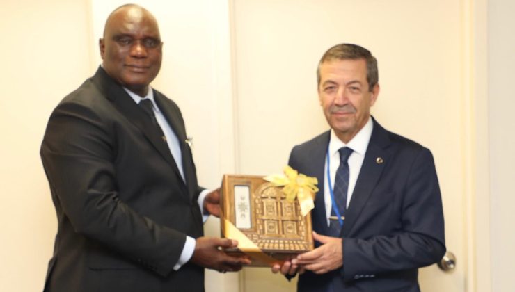 Dışişleri Bakanı Ertuğruloğlu, Gambiya Dışişleri Bakanı Njie ile bir araya geldi