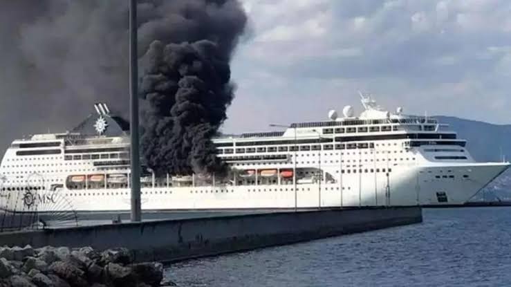 Yunanistan’ın Mikonos Adası açıklarında yangın çıkan kargo gemisi tahliye edildi