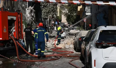 Atina’da dün yıkılan binada 1 kişinin cesedine ulaşıldı