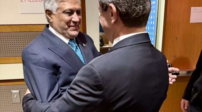 Ertuğruloğlu, Pakistan Dışişleri Bakanı Mohammad Ishaq Dar’la görüştü