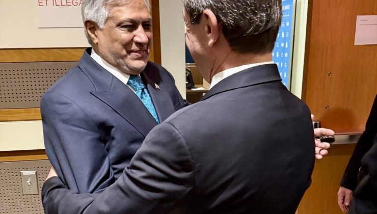 Ertuğruloğlu, Pakistan Dışişleri Bakanı Mohammad Ishaq Dar’la görüştü