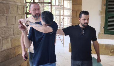 Lefkoşa’da meydana gelen kanunsuz uyuşturucu madde tasarrufu suçunda tutuklanan zanlı E.S. mahkeme huzuruna çıkarıldı.