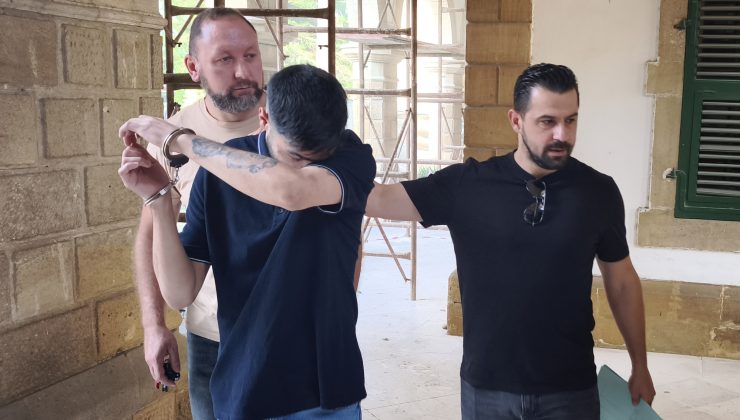 Lefkoşa’da meydana gelen kanunsuz uyuşturucu madde tasarrufu suçunda tutuklanan zanlı E.S. mahkeme huzuruna çıkarıldı.