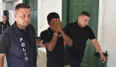 Adam öldürmeye teşebbüs” suçlaması ile ilgili olarak tutuklanan Nijeryalı zanlılar kadın F.O.N.O. ve erkek A.M.O.A.Q. mahkeme huzuruna çıkarıldılar.