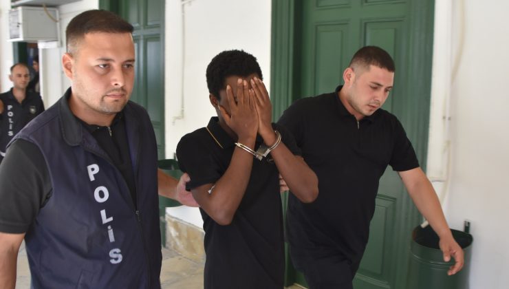 Adam öldürmeye teşebbüs” suçlaması ile ilgili olarak tutuklanan Nijeryalı zanlılar kadın F.O.N.O. ve erkek A.M.O.A.Q. mahkeme huzuruna çıkarıldılar.