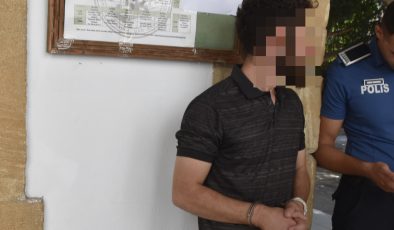 “Kasti Hasar, Tecavüzkâr Alet Taşıma, Korkutmak Maksatlı Silah Taşıma ve Darp” suçlarından tutuklanan M.O.M.M. mahkemeye çıkarıldı.