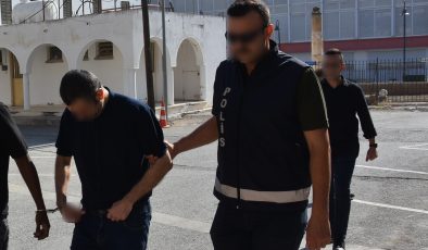 Çek sahteleme ve müstahdem tarafından sirkat suçlarından tutuklanan L.E.B.Ş. yeniden mahkeme huzuruna çıkarıldı.  Mahkemede mesele ile ilgili olarak şahadet veren polis memuru F.U., olguları aktardı. Uğuroğlu, 12 Ekim 2023 tarihinde Intergaz isimli şirkette pazarlamacı olarak çalışmakta olan zanlı L.E.B.Ş.’nin, toplam 15 farklı işletmeden şirket adına tahsil ettiği toplam 333 bin lira ve 4 bin 400 Amerikan dolarını şirket hesabına yatırmayarak zimmetine geçirdiğini ve bu suretle “müstahdem tarafından sirkat” suçunu işlediğini söyledi.  Zanlının ayrıca başka bir müşteriden aldığı 33 bin lira tutarındaki çek üzerinde oynama yaptığını kaydeden polis, çekin meblağını 333 bin lira olarak değiştirdiğini ve sahtelediği çeki, daha önce tahsil ettiği nakit paraların yerine iş yerine verdiğini aktardı.  Polis memuru F.U., 14 Kasım 2023 tarihinde iş yeri yetkililerinin zanlının tahsil ettiği nakit paraları şirket hesabına yatırmadığını ve çek üzerinde değişiklik yaptığını fark ederek durumu polise bildirdiğini söyledi.  Aynı gün yapılan muhaceret kontrolünde zanlının 13 Kasım 2023 tarihinde KKTC’den ayrıldığının tespit edildiğini belirten polis, zanlı hakkında derdest emri temin edilerek aranan kişiler listesine dahil edildiğini kaydetti.  Yaklaşık üç yıl boyunca aranan zanlı, 12 Eylül 2026 tarihinde Girne Limanı’ndan KKTC’ye giriş yaptığı sırada hakkında bulunan derdest emri gereğince tutuklandı.  Zanlı, 13 Eylül 2026 tarihinde mahkemeye çıkarılarak aleyhinde 3 günlük ek tutukluluk emri temin edildi. Bu süre içerisinde zanlının itiraf nitelikli gönüllü ifade verdiğini belirten polis, zanlıdan el yazısı ve imza örneklerinin de alındığını söyledi.  Polis, mesele eski tarihli olmasına rağmen zanlının yeni tespit edilmesi nedeniyle tahkikatın yeni şekillenmeye başladığını belirtti. Zanlının vermiş olduğu gönüllü ifadenin henüz teyit ve tekzibinin yapılmadığını kaydeden polis, alınan el yazısı ve imza örnekleri ile emare olarak bulunan makbuzlar ve çek üzerindeki yazıların mukayesesi için PGM Kriminalistik Şube ile yazışmalar yapıldığını aktardı.  Söz konusu emarelerin bugün itibarıyla Kriminalistik Şubeye teslim edileceğini belirten polis, tahkikatın devam ettiğini ifade ederek zanlının 7 gün daha poliste tutuklu kalmasını talep etti.  Huzurundaki şahadeti değerlendiren Yargıç G.E., zanlının tahkikat maksatlı 7 gün daha poliste tutuklu kalmasına emir verdi.