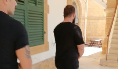 Lefkoşa’da meydana gelen şiddet tehdidi meselesi ile ilgili olarak tutuklanan zanlı D.B. mahkeme huzuruna çıkarıldı.