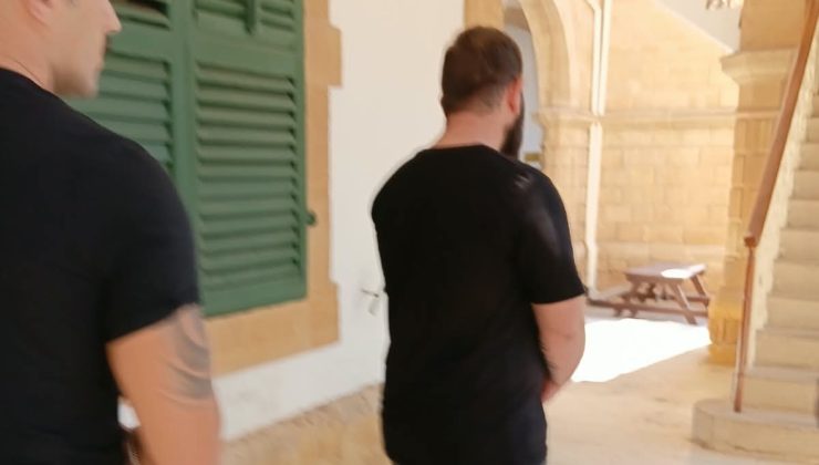 Lefkoşa’da meydana gelen şiddet tehdidi meselesi ile ilgili olarak tutuklanan zanlı D.B. mahkeme huzuruna çıkarıldı.