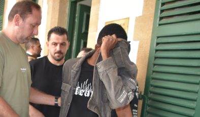 Kanunsuz uyuşturucu madde ve hap ithal, alma, tasarruf ve verme” suçlarından tutuklanan E.E.E. mahkemeye çıkarıldı.