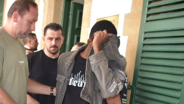 Kanunsuz uyuşturucu madde ve hap ithal, alma, tasarruf ve verme” suçlarından tutuklanan E.E.E. mahkemeye çıkarıldı.