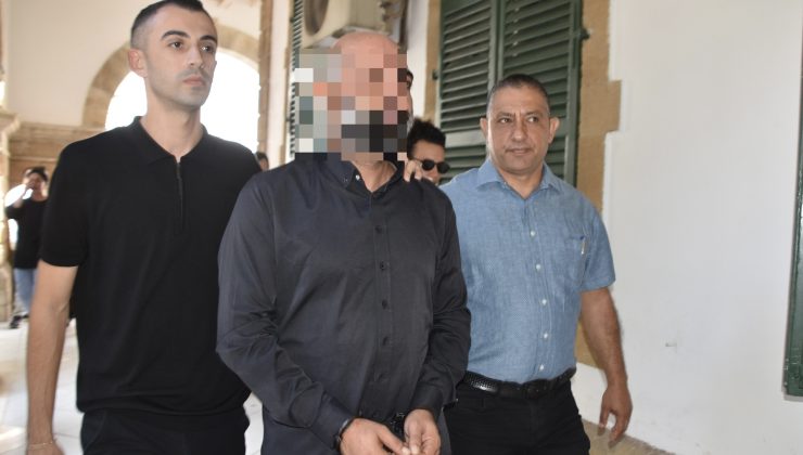 Güzelyurt–Lefkoşa anayolunda araç içerisinde tartıştığı eşi R.T.’nin başına spiral koltuk fırçalama aletini vurarak ölümüne sebep olan zanlı S.A.T. yeniden mahkeme huzuruna çıkarıldı