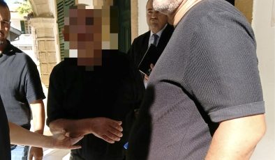 Gümrüksüz Mal Tasarrufu ve 1. Derecede Askeri Yasak Bölgeye Gizlice Girmek, İhlal Etmek ve Yetkili Makamdan İzinsiz KKTC Topraklarından Çıkmak” suçlarından tutuklanan K.B. mahkemeye çıkarıldı.