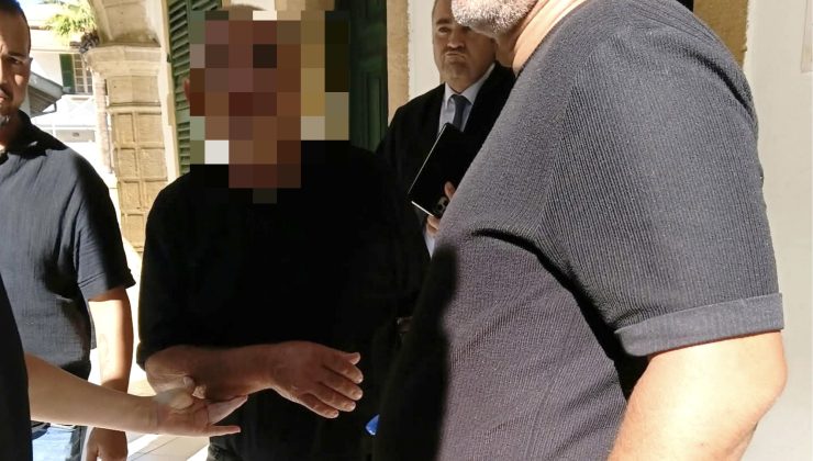 Gümrüksüz Mal Tasarrufu ve 1. Derecede Askeri Yasak Bölgeye Gizlice Girmek, İhlal Etmek ve Yetkili Makamdan İzinsiz KKTC Topraklarından Çıkmak” suçlarından tutuklanan K.B. mahkemeye çıkarıldı.