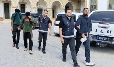 Kanunsuz Uyuşturucu Madde Tasarrufu” suçlarından tutuklanan M.M.E.A., A.A.M.A. ve E.M.K. mahkeme huzuruna çıkarıldı.