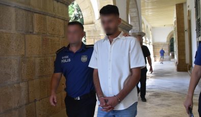 Lefkoşa’da gerçekleşen “Kanunsuz uyuşturucu madde tasarrufu” suçundan tutuklanan A.C. mahkemeye çıkarıldı.