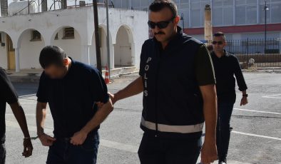 Çek sahteleme ve müstahdem tarafından sirkat suçlarından tutuklanan L.E.B.Ş. yeniden mahkeme huzuruna çıkarıldı.