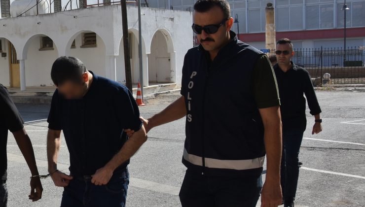 Çek sahteleme ve müstahdem tarafından sirkat suçlarından tutuklanan L.E.B.Ş. yeniden mahkeme huzuruna çıkarıldı.