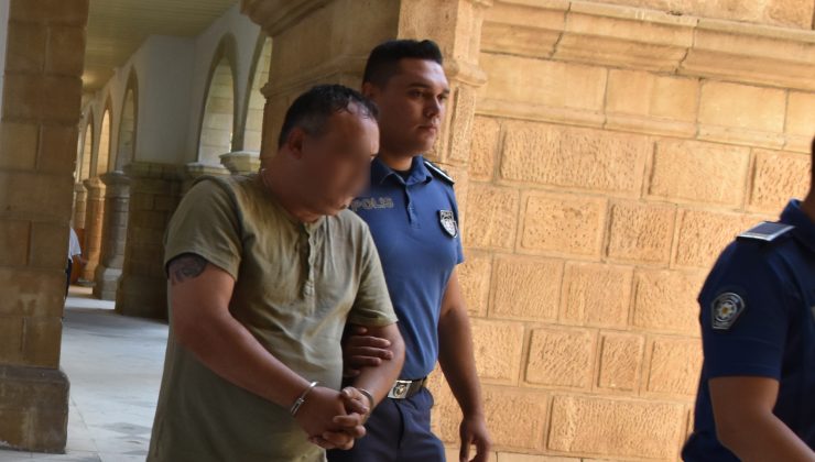 “Sahtekarlıkla para temini” suçundan tutuklanan S.K. mahkemeye çıkarıldı.