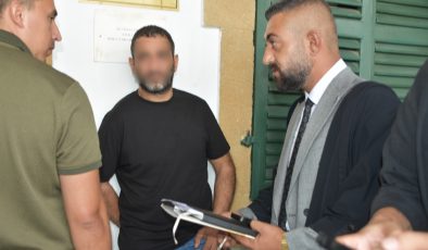 Lefkoşa’da meydana gelen “Kanunsuz Uyuşturucu Madde Tasarrufu, Kanunsuz Ateşli Silah Taşıma ve Tasarrufu, Kanunsuz Patlayıcı Madde Taşıma ve Tasarrufu, Meskun Mahalde Ateş Açma, Sarhoşluk” suçlarından tutuklanan E.D. yeniden mahkemeye çıkarıldı.