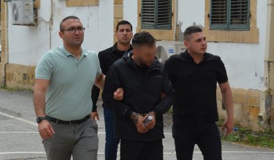 Lefkoşa’da meydana gelen “Kanunsuz Uyuşturucu Madde Tasarrufu, İlaç ve Eczacılık Yasası’na Aykırı Hareket” suçlarından tutuklanan zanlı H.Ö. mahkeme huzuruna çıkarıldı.