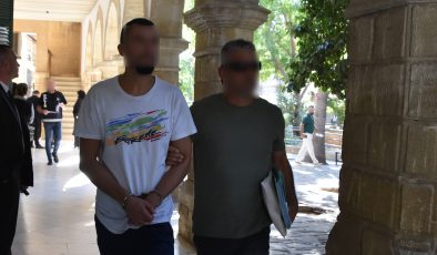 Lefkoşa’da meydana gelen “Kanunsuz Uyuşturucu Madde Sentetik Cannabinoid İthal ve Tasarrufu” suçlarından tutuklanan zanlı A.W.M. yeniden mahkeme huzuruna çıkarıldı.