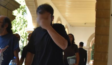 Lefkoşa’da 28 Ağustos 2026 tarihinde Narkotik ve Kaçakçılığı Önleme Müdürlüğünde görevli bir polis ekibi tarafından gerçekleştirilen operasyonda çeşitli türlerde uyuşturucuyla yakalanan A. Y. yeniden mahkeme huzuruna çıkarıldı.