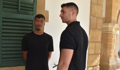 Lefkoşa’da meydana gelen “Kanunsuz uyuşturucu madde tasarruf ve İlaç ve Eczacılık Yasasına Aykırı Hareket” suçlarından tutuklanan O.T. yeniden mahkemeye çıkarıldı.